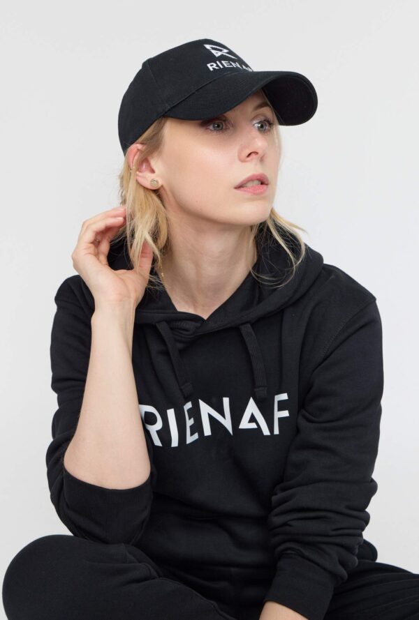 rienaf laura laune casquette impassible